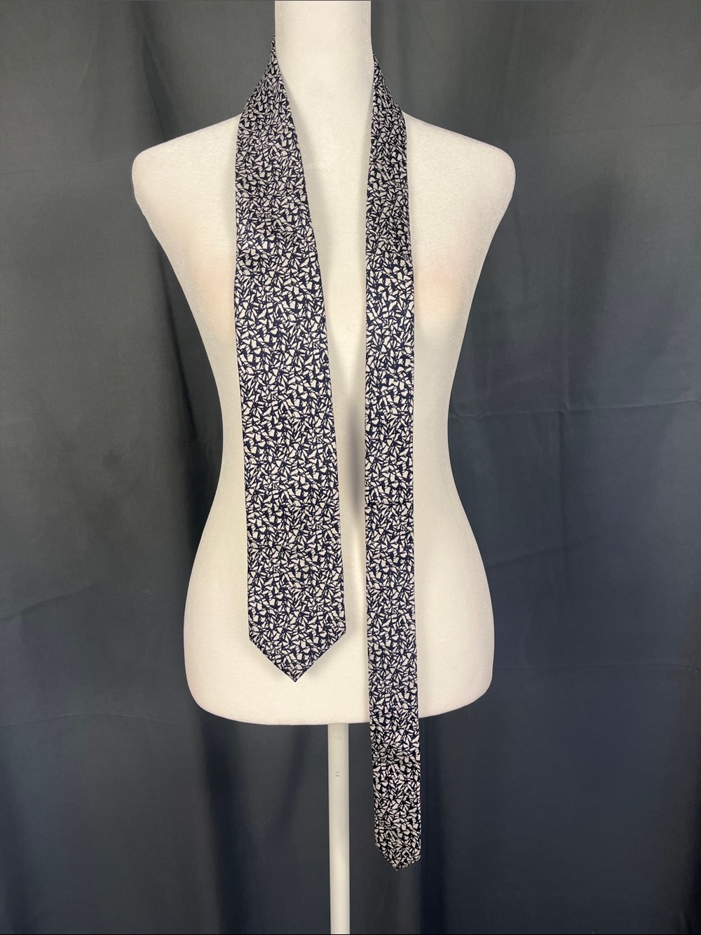 Charles Tyrwhitt Navy and White Leaf-Print Tie